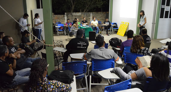 Psicóloga Maria Gabriela falou sobre acolhimento com discente do técnico em Refrigeração e Climatização