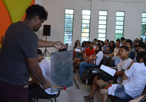 Professores fazem apresentação musical de improviso