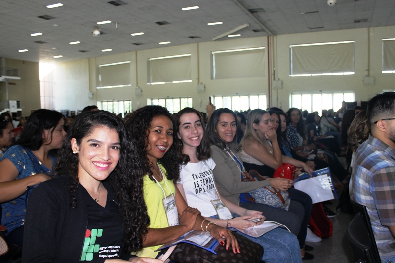 Alunos do curso de Pedagogia Bilíngue do IFG estão participando das palestras e também fazendo apresentação de pôsteres e trabalhos de pesquisa e atuando como monitores