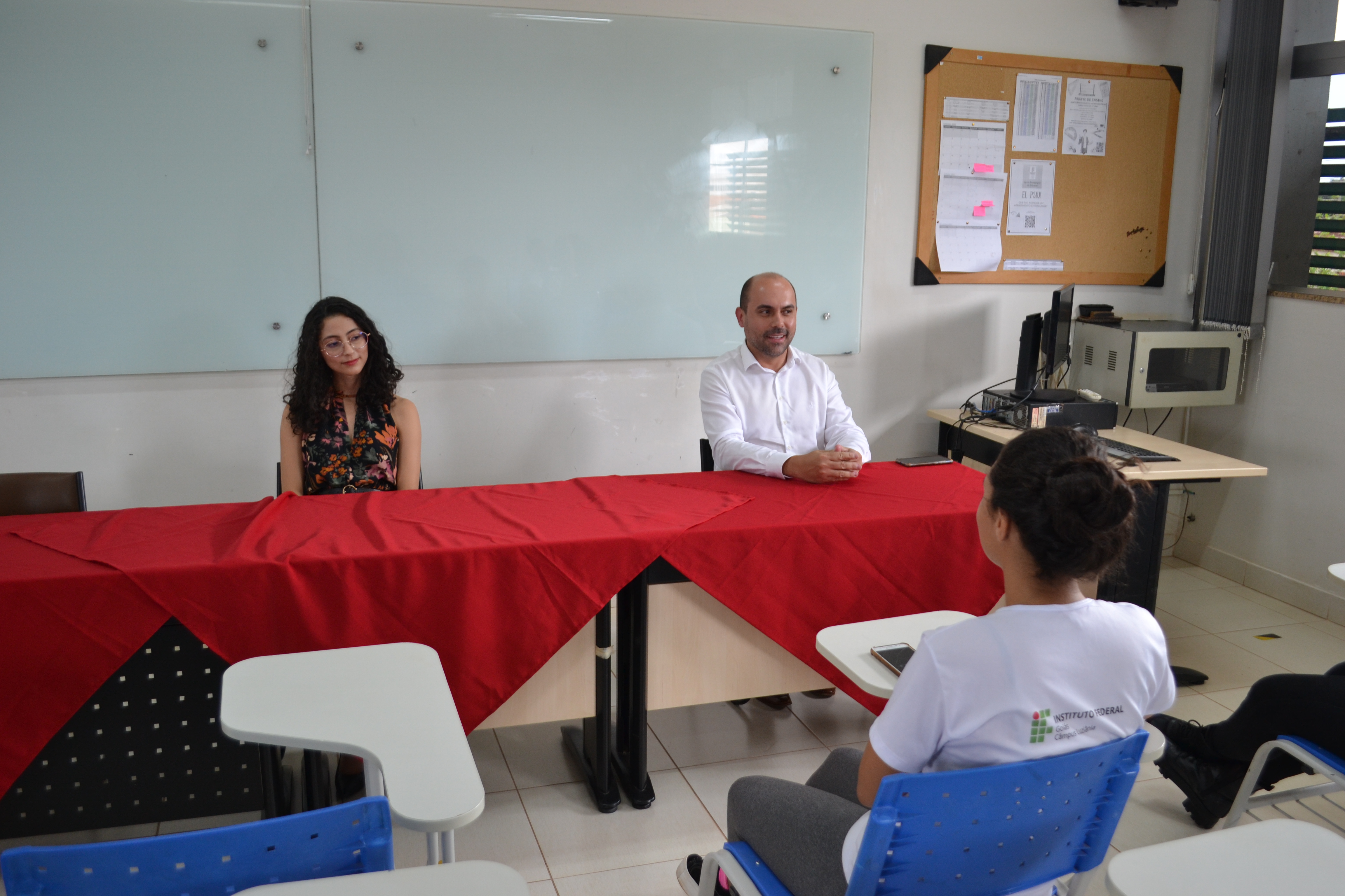 Participaram da mesa a egressa do Câmpus Luziânia, médica Juliana Alves, e o farmacêutico Braiton Meireles