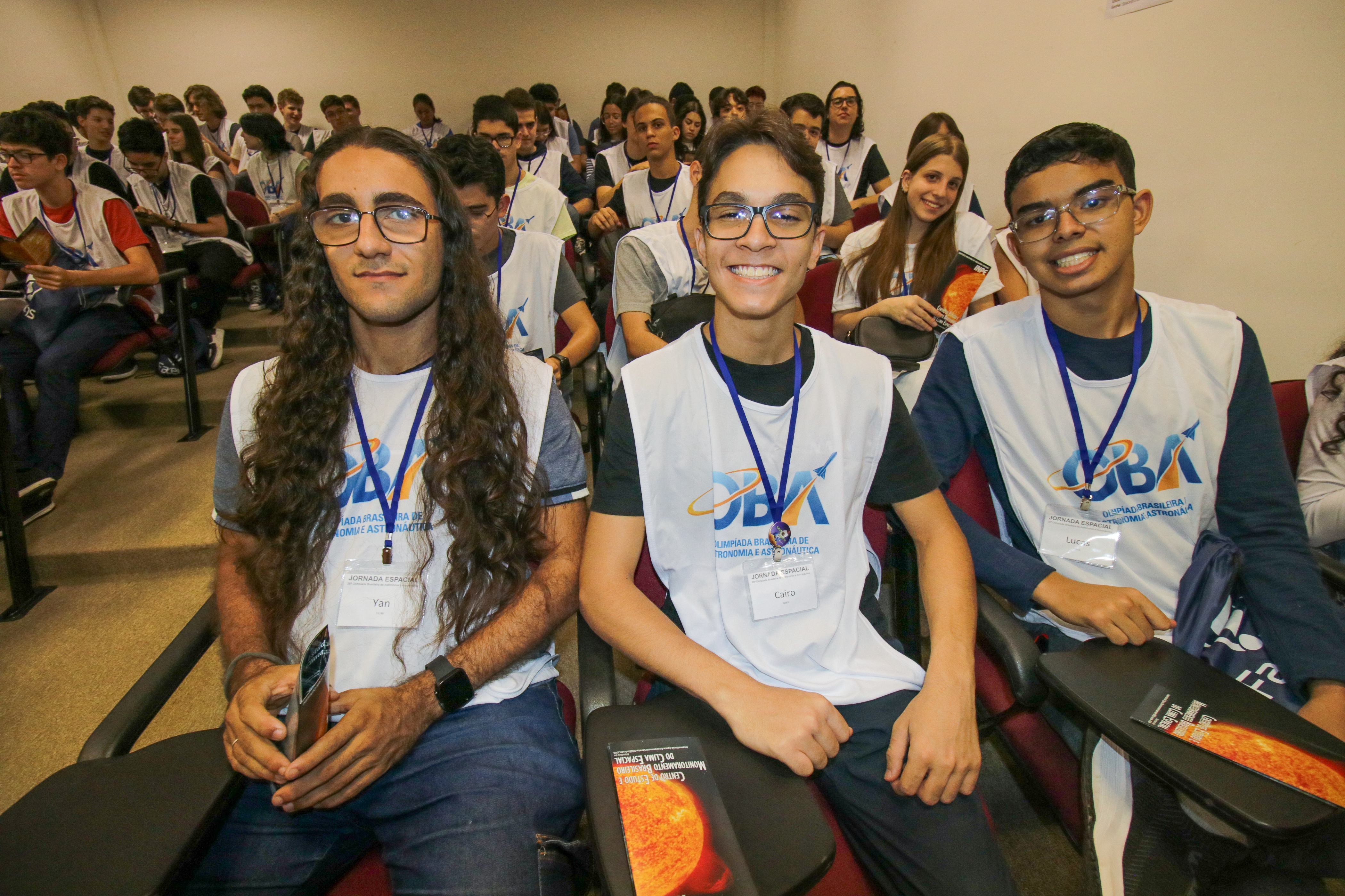 Formosense com colegas de quarto em palestra do evento