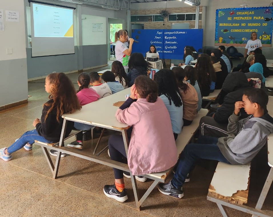 Coordenadora do Napne, Gláucia Mendes, palestra no SED Pipiripau II