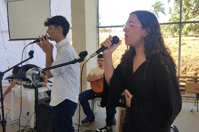 Estudantes Carlos Antônio (1º ano do curso Técnico Integrado em Química) e Ana Júlia Amorim (2° ano do curso Técnico Integrado em Alimentos) fizeram apresentações musicais no Festival de Talentos