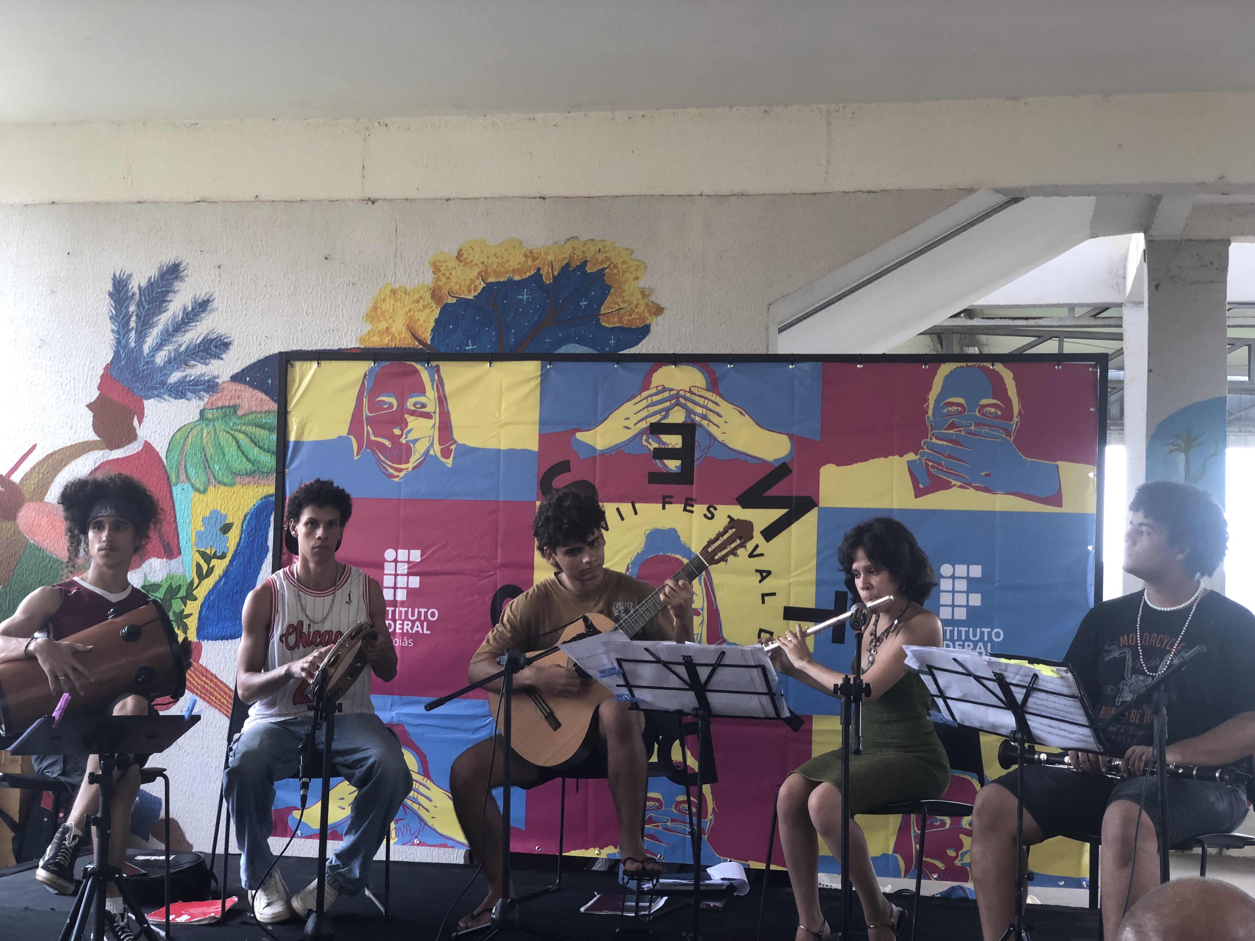 A banda Flor de Ipê abriu o Festival com MPB