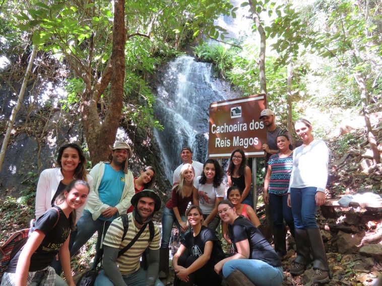 Alunos e a professores estudam Ecologia e Zoologia em aula de campo