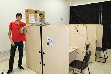 Cristian Almeida Carvalho e Davi de Alcântara Vieira, alunos de Biotecnologia, recebem visitantes na Radio Temporal