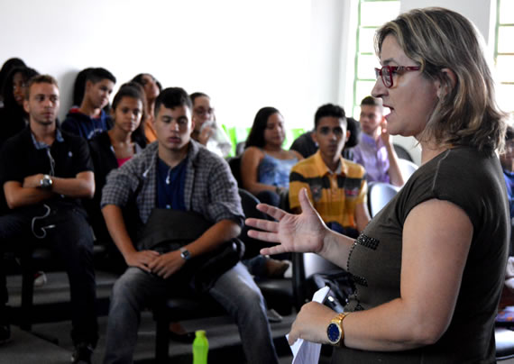 Professores trataram dos documentos institucionais e orientaram sobre como acontece o envio de sugestões