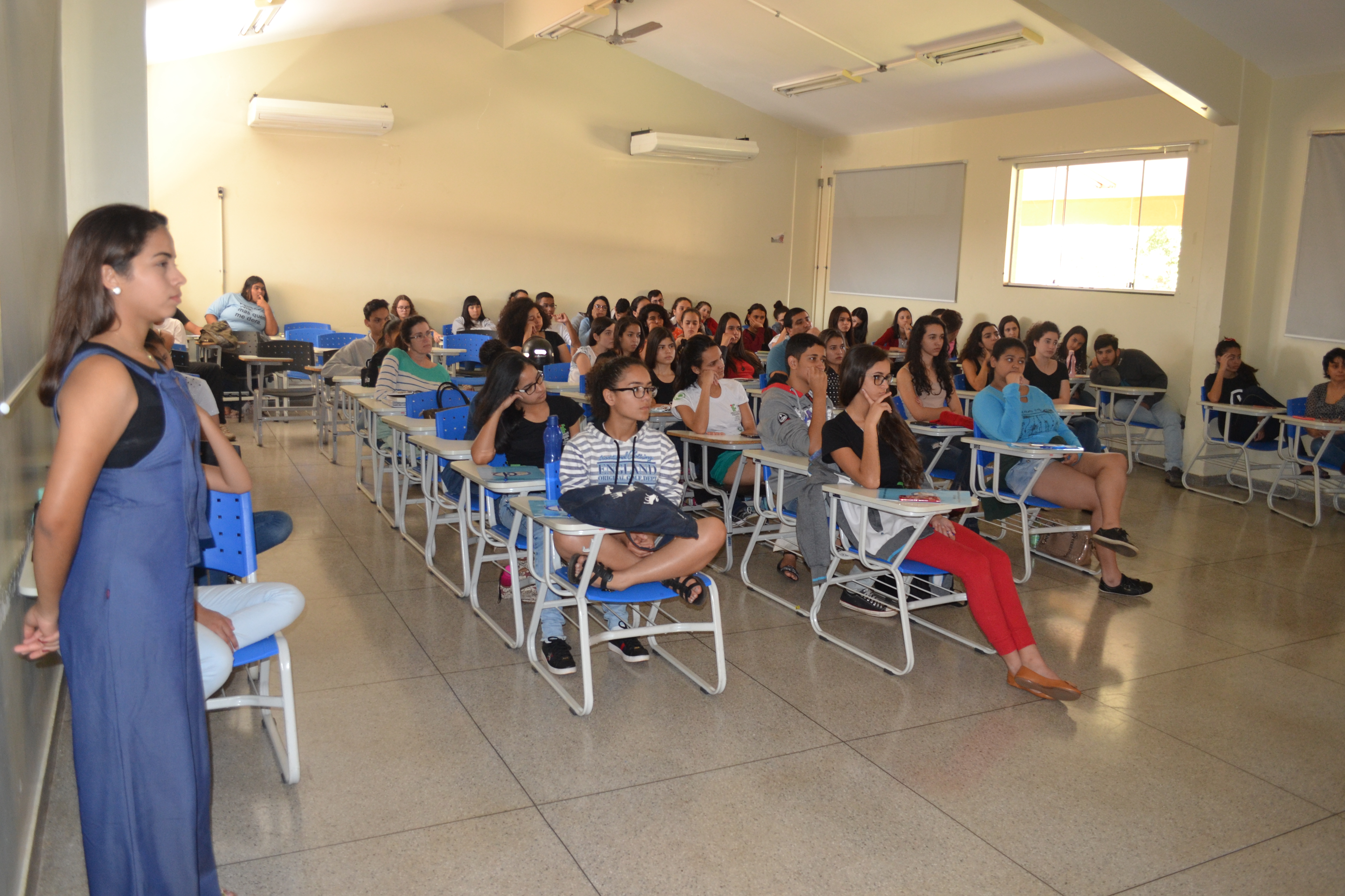 Sala cheia na atividade sobre paternidade precoce