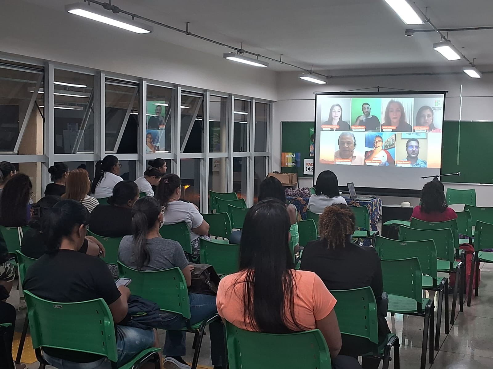 Estudantes do Projeto Horizonte EJA assistem à transmissão da aula magna