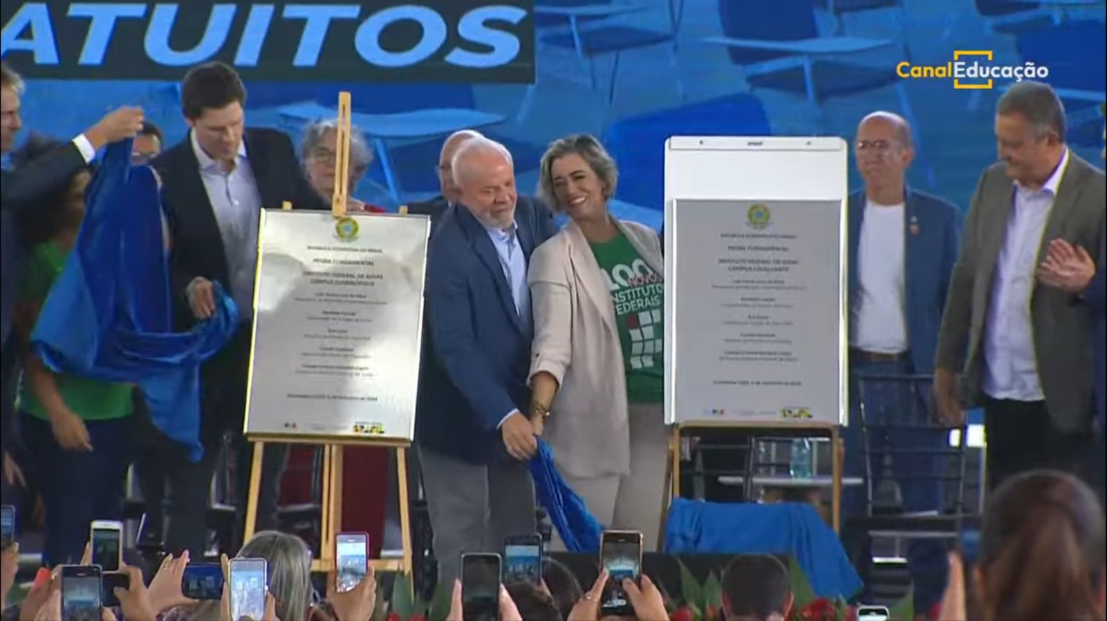 Professora Oneida descerra placa junto com o presidente Lula