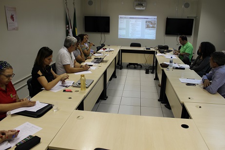 Membros da Comissão Central reunidos na sala de Reuniões da Reitoria